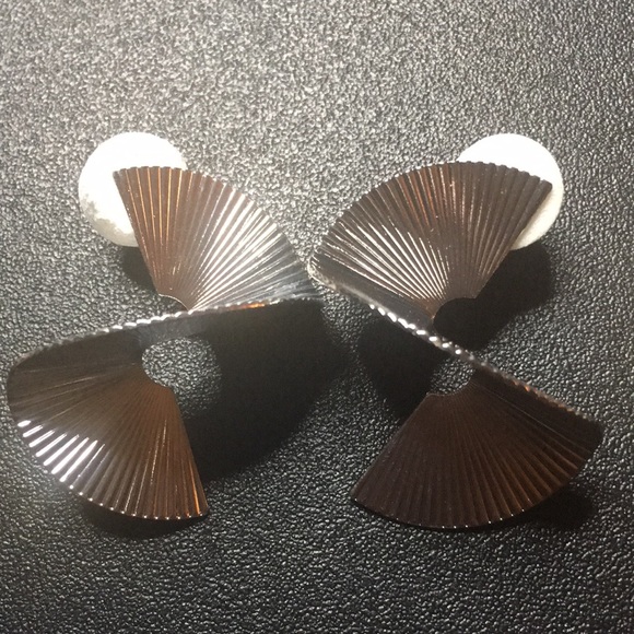 Silver Tone or Gold Tone Staircase Spiral Stud Earrings - Picture 3 of 5